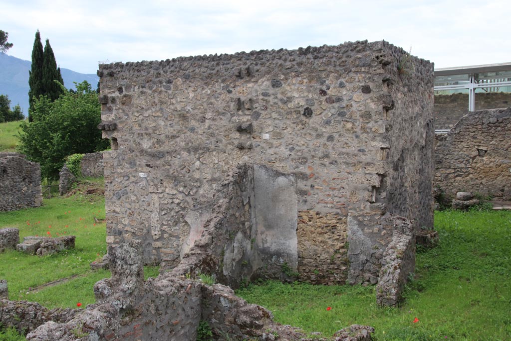 I.22.3 Pompeii. May 2024. Looking south-west towards rooms on east side of triclinium. Photo courtesy of Klaus Heese.