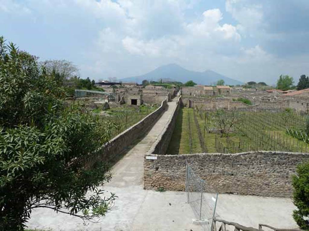 I.22 Pompeii. May 2010. Looking north between I.22 and I.21
