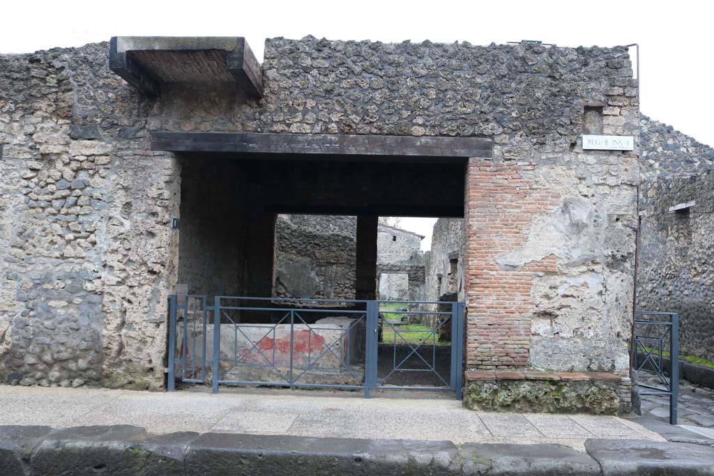 II.1.1 Pompeii. December 2018.
Looking south to entrance doorway on Via dell’Abbondanza, Via di Nocera is on the right. Photo courtesy of Aude Durand.