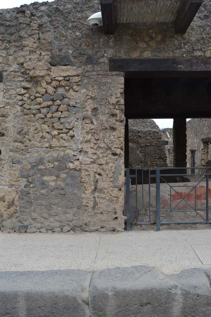 II.1.1 Pompeii, October 2017. Looking towards east side of entrance doorway.
Foto Taylor Lauritsen, ERC Grant 681269 DÉCOR.