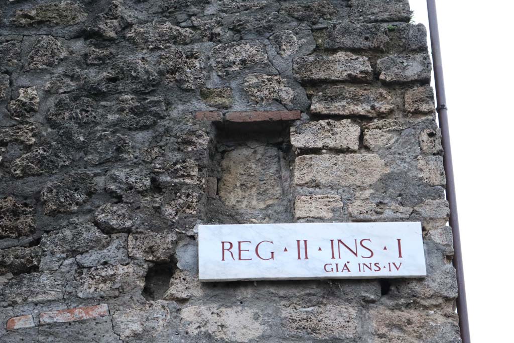 II.1.1 Pompeii. December 2018.
Insula identification plaque, Reg. II. Ins.1, previously known as Ins. IV., with niche/recess above. Photo courtesy of Aude Durand.