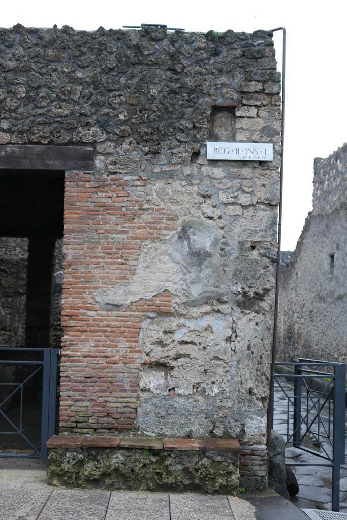 II.1.1 Pompeii. December 2018.
Bench outside II.1.1 on west side of entrance. Photo courtesy of Aude Durand.