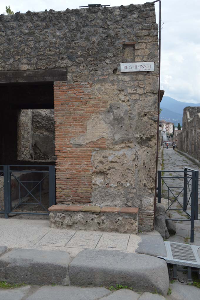 II.1.1 Pompeii. October 2017.
Looking south on Via dell’Abbondanza towards bench outside of west side of entrance.
On the right is the Via di Nocera.
Foto Taylor Lauritsen, ERC Grant 681269 DÉCOR.