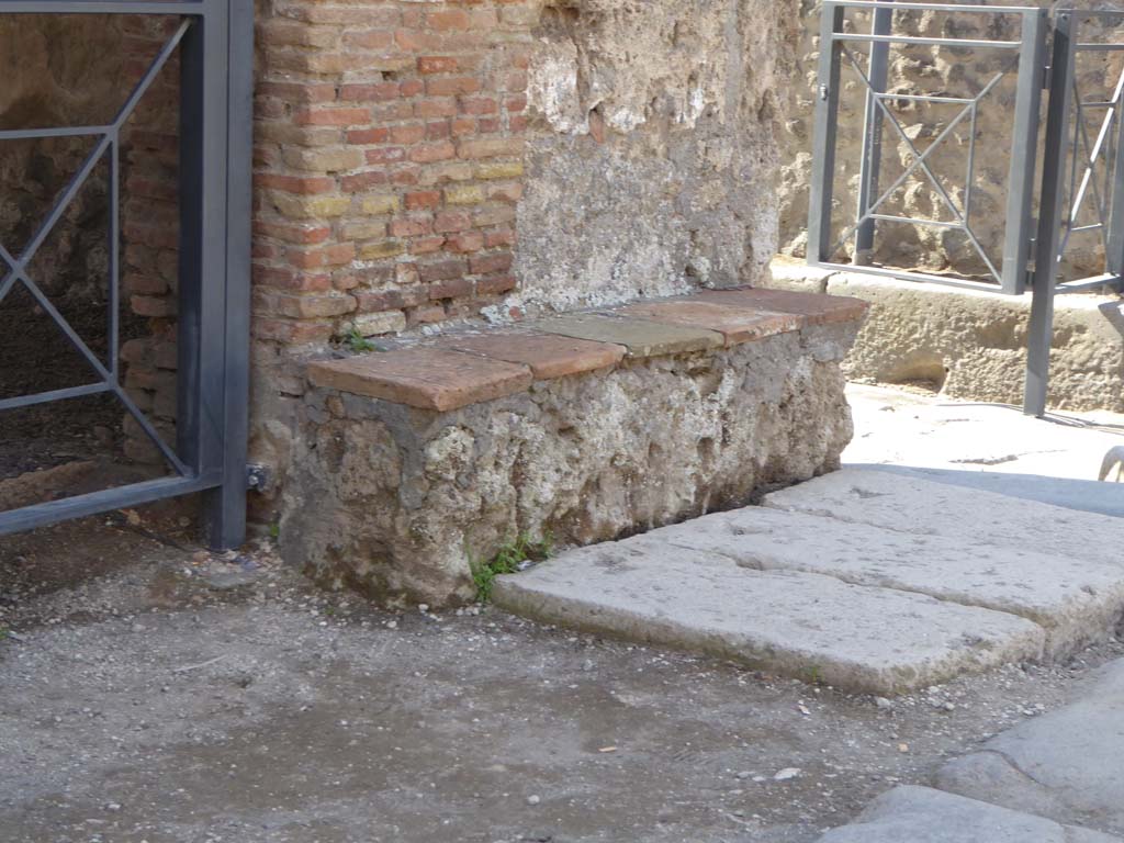 II.1.1 Pompeii. July 2021. Bench on Via dell’Abbondanza on west side of doorway.
Foto Annette Haug, ERC Grant 681269 DÉCOR.