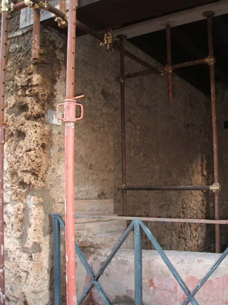II.1.1 Pompeii. December 2004. Looking south-east across east side from north-east corner.
To the left of the counter were three display shelves, painted in red ornamented with white lines.
These were intended to display the crockery and glassware for the customer’s drinks.