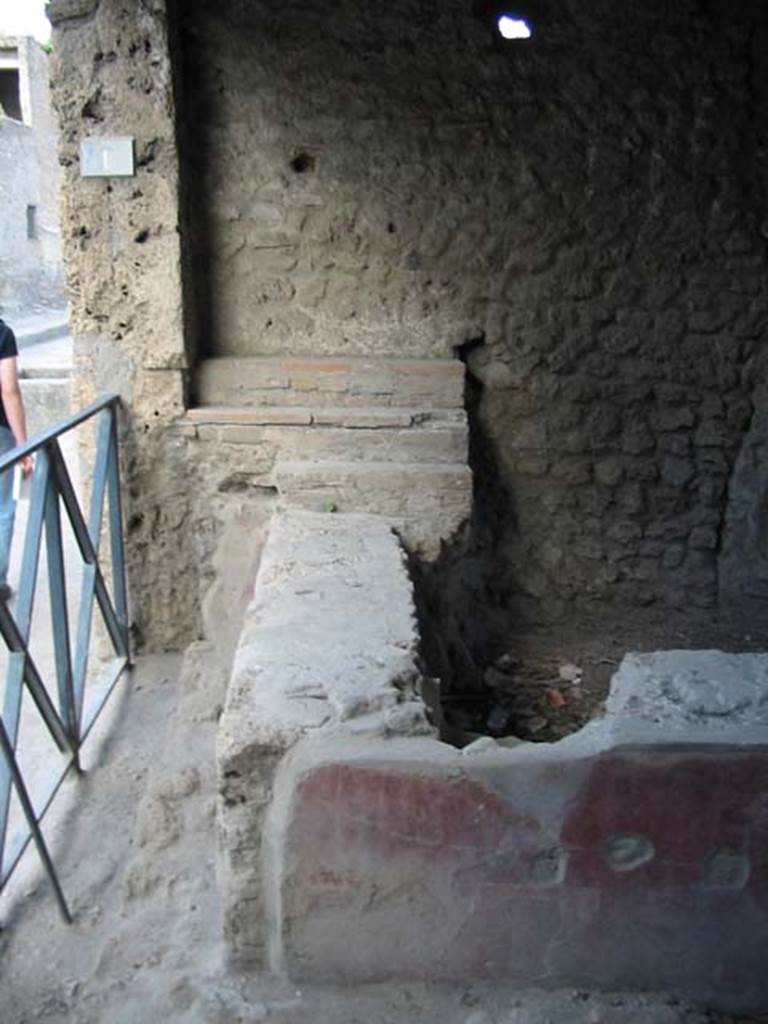 II.1.1 Pompeii. May 2003. Looking east across counter with remains of red stucco.
Photo courtesy of Nicolas Monteix.