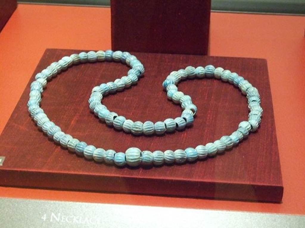 II.1.1 Pompeii. Blue glass paste necklace. SAP 10512. Photographed at “A Day in Pompeii” exhibition at Melbourne Museum. September 2009.