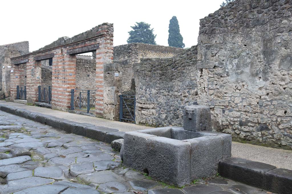 II.1.6, on left to II.1.3, in centre, Pompeii. December 2018
Looking south-east on south side of Via dell’Abbondanza, from fountain. Photo courtesy of Aude Durand.