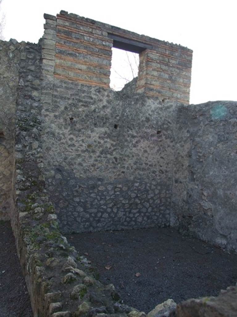 II.1.3 Pompeii. South wall of the rear room with window in upper level.