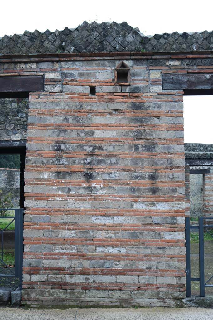 II.1.4 Pompeii. December 2018.
Pilaster between II.1.5 on left) and II.1.4 (on right). Photo courtesy of Aude Durand.