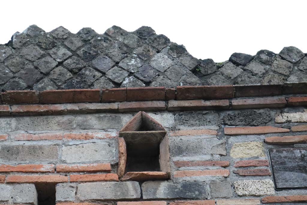 II.1.4 Pompeii. December 2018.
Detail of small niche in pilaster between II.1.5 on left) and II.1.4 (on right). Photo courtesy of Aude Durand.