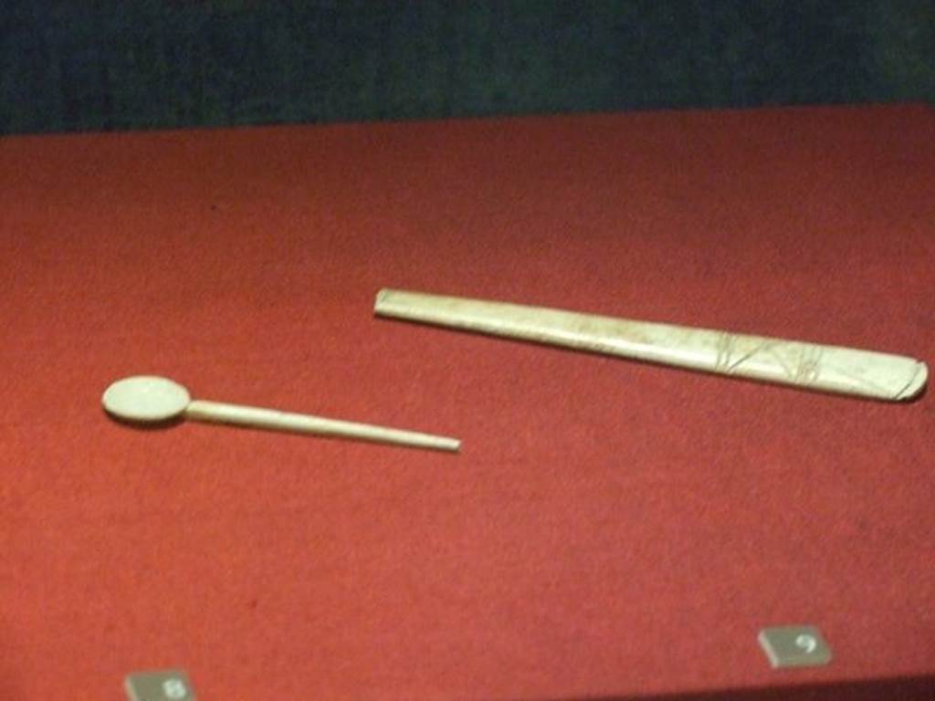 II.1.4 Pompeii. Bone spatula (on right). SAP 10672a. Photographed at “A Day in Pompeii” exhibition at Melbourne Museum. September 2009.