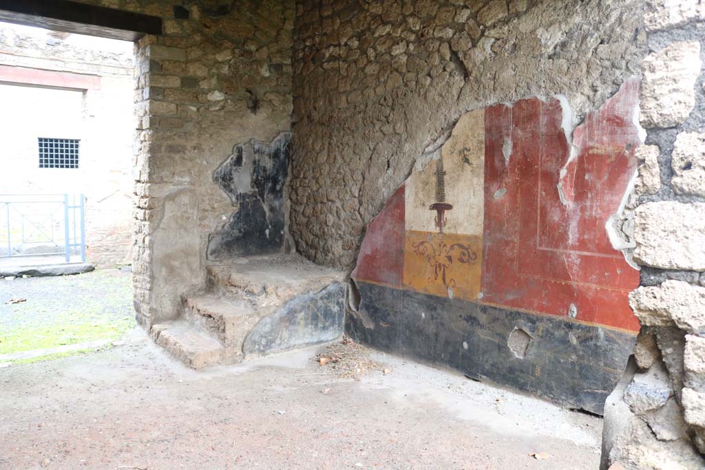 II.1.5 Pompeii. December 2018.
Looking towards steps in north-east corner and east wall of rear room. Photo courtesy of Aude Durand.