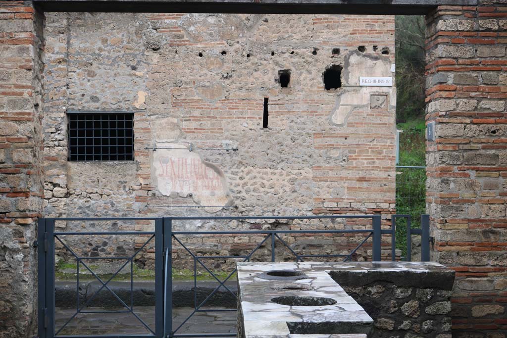 II.1.6 Pompeii. December 2018.
Looking north from counter in bar-room towards Via dell’Abbondanza. Photo courtesy of Aude Durand.