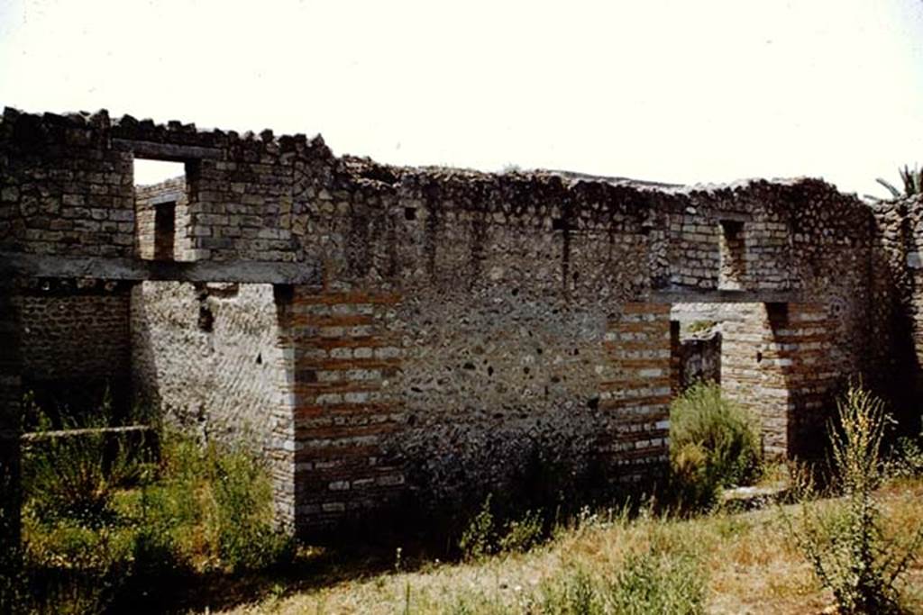 II.1.7 Pompeii. 1961. Looking west across garden. Photo by Stanley A. Jashemski.
Source: The Wilhelmina and Stanley A. Jashemski archive in the University of Maryland Library, Special Collections (See collection page) and made available under the Creative Commons Attribution-Non Commercial License v.4. See Licence and use details.
J61f0640