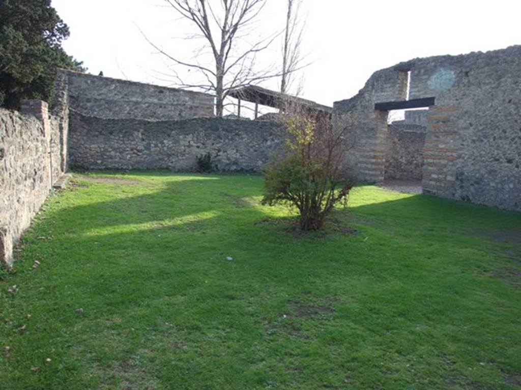 II.1.7 Pompeii. December 2007. Garden looking south along the east wall.
On the east side (left) can be seen the original large threshold. On the west (right) is the entrance to the house from the garden.