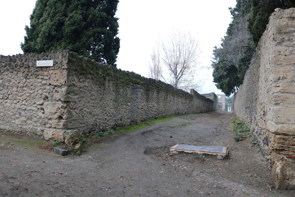 II.1.8/II.1.9, on left, Pompeii. December 2018.
Looking north along Vicolo di Octavius Quartio, from junction with Via di Castricio. Photo courtesy of Aude Durand.