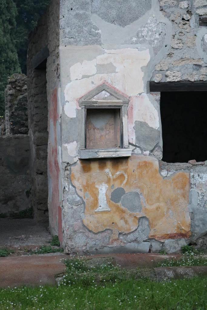 II.1.9 Pompeii. December 2018.
Niche lararium, with stucco altar and stucco serpent. Photo courtesy of Aude Durand.