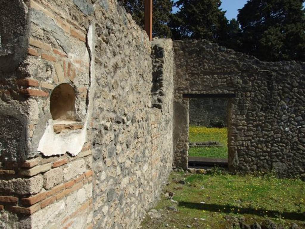 II.1.11 Pompeii. March 2009. North wall of the 2nd room, with niche. Looking east to square garden area at the rear.