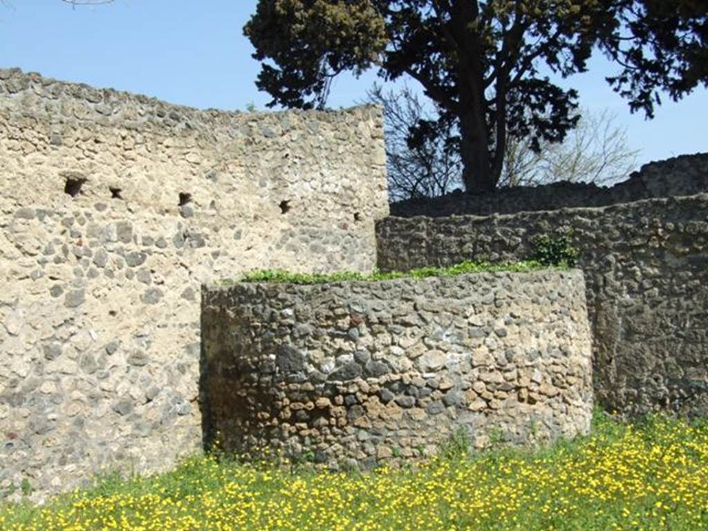 II.1.11 Pompeii. March 2009. Semi circular high masonry walled area with no entrance, forming a small arc-shaped area in north-east corner of garden area. This was possibly to be used for water storage. According to Jashemski, Dr. DeCaro had suggested to her that this might have been an above ground cistern in the process of construction. See Jashemski, W. F., 1993. The Gardens of Pompeii, Volume II: Appendices. New York: Caratzas. (p.76)