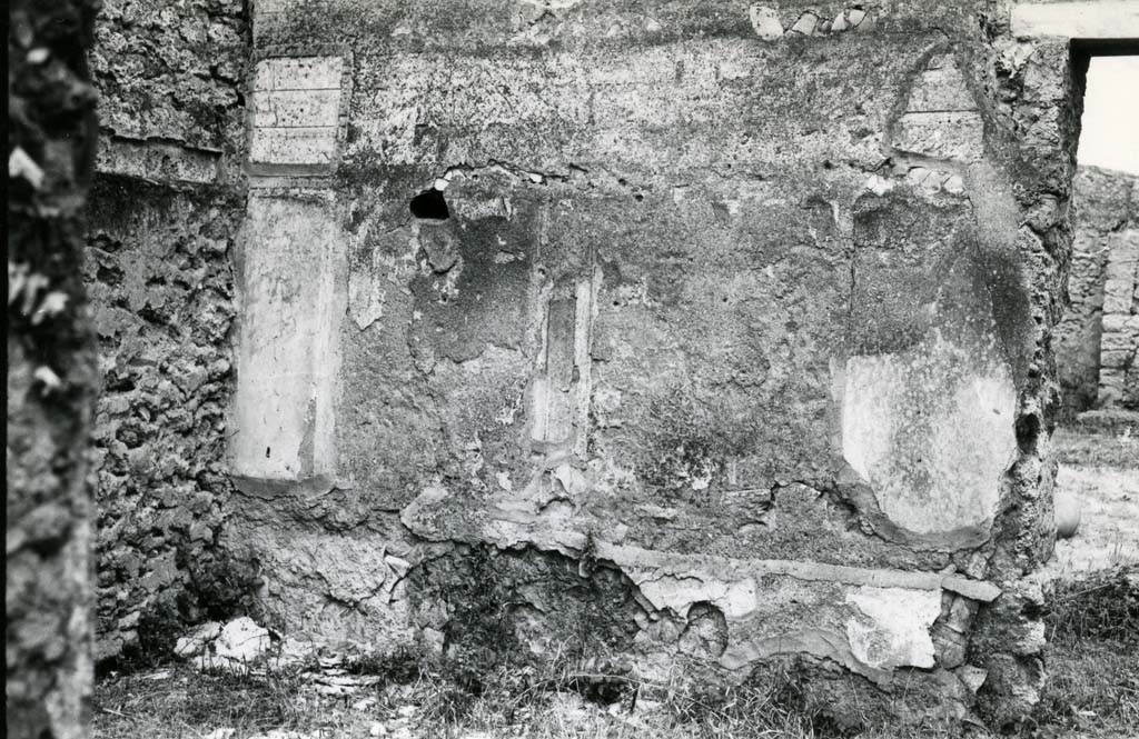 II.1.11/12 Pompeii. 1974.
Oblong room SW of peristyle, N wall by NW corner, and doorway to peristyle area. Photo courtesy of Anne Laidlaw.
American Academy in Rome, Photographic Archive. Laidlaw collection _P_74_1_30.