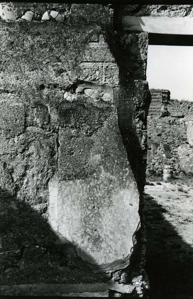 II.1.11/12 Pompeii. 1975.
Oblong room behind garden, SW of peristyle, detail of N wall on west side of doorway.
Photo courtesy of Anne Laidlaw.
American Academy in Rome, Photographic Archive. Laidlaw collection _P_75_5_27.
