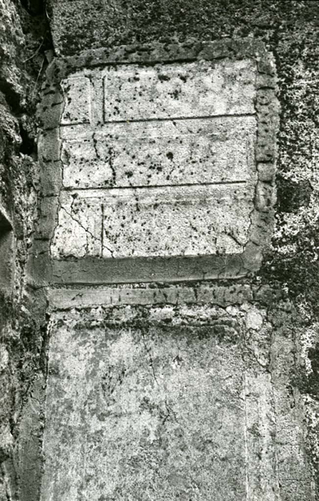 II.1.11/12 Pompeii. 1974.
House, oblong room SW of peristyle, N wall by NW corner, detail. Photo courtesy of Anne Laidlaw.
American Academy in Rome, Photographic Archive. Laidlaw collection _P_74_1_32.