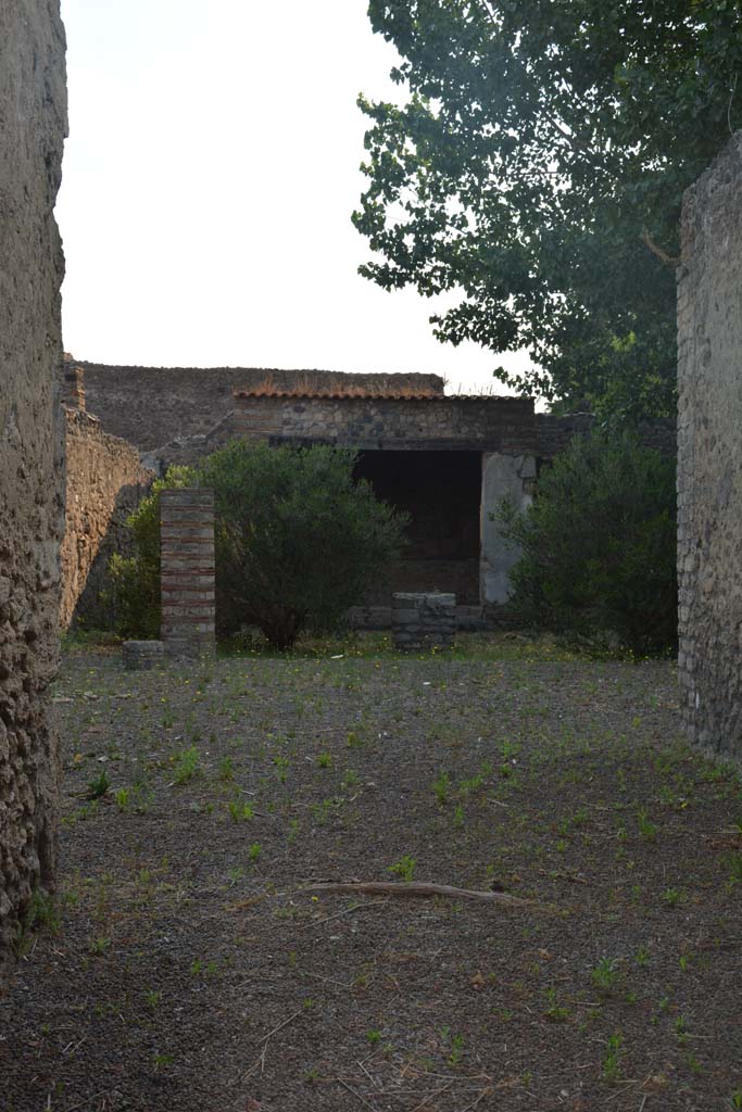 II.1.12 Pompeii. July 2017.
Looking east from entrance doorway towards wide west doorway of sacellum/oecus.
Foto Annette Haug, ERC Grant 681269 DÉCOR.