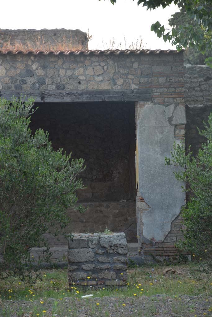 II.1.12 Pompeii. July 2017.
Looking across peristyle garden towards south pilaster of wide west doorway to sacellum.
Foto Annette Haug, ERC Grant 681269 DÉCOR.
