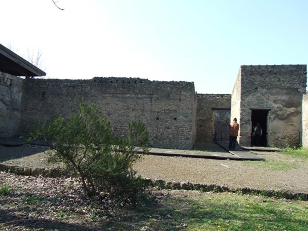II.1.12 Pompeii. March 2009. Looking west across peristyle garden to front entrance.