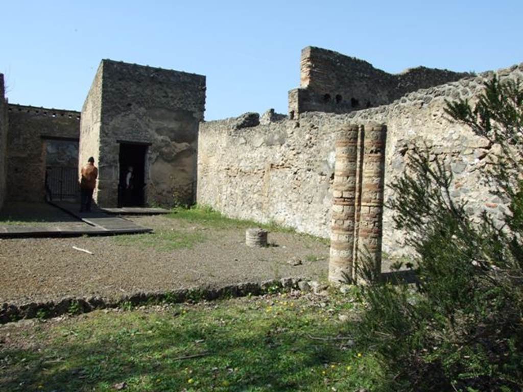 II.1.12 Pompeii. March 2009. Looking north west across peristyle garden to front entrance, and Triclinium on its north.