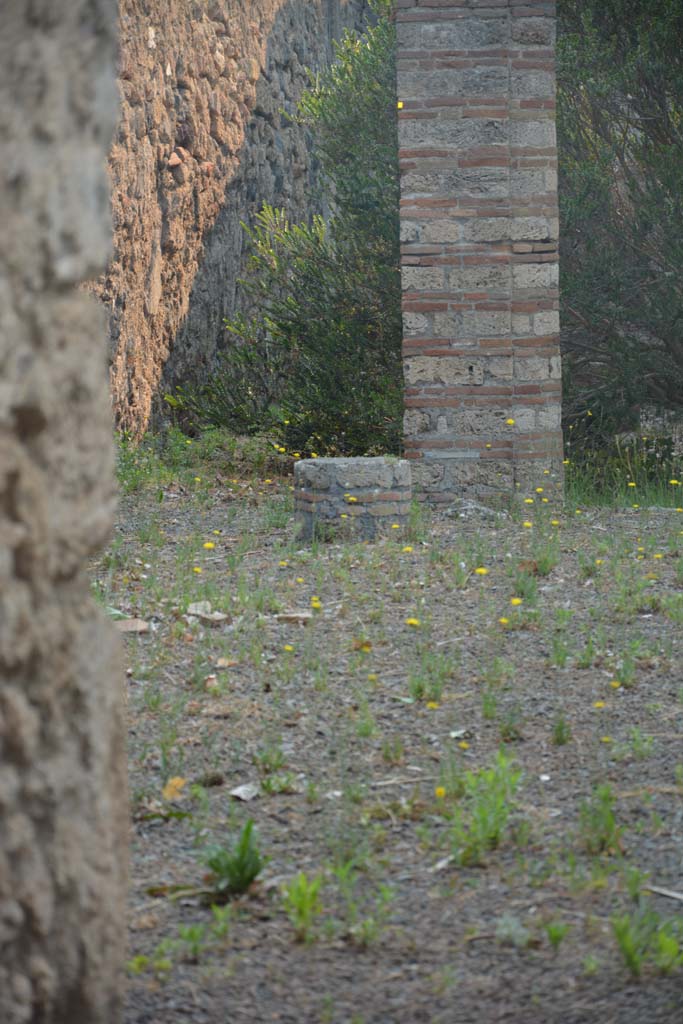 II.1.12 Pompeii. July 2017.
Looking east across peristyle garden towards pilaster, from entrance doorway.
Foto Annette Haug, ERC Grant 681269 DÉCOR.