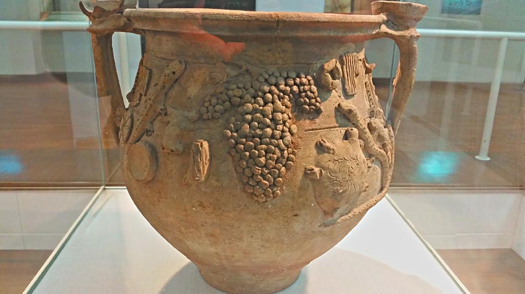 II.1.12 Pompeii. December 2018.
Cult Vase found 9th February 1954, now in Boscoreale Antiquarium. Photo courtesy of Giuseppe Ciaramella.