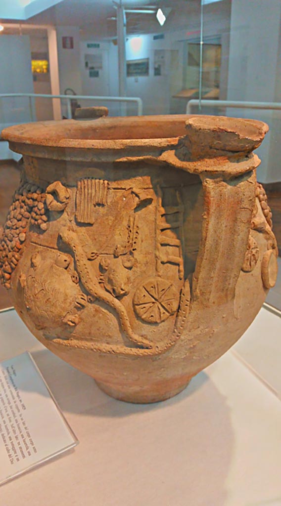 II.1.12 Pompeii. December 2018.
Cult Vase found 9th February 1954, detail of right-hand end of side 2.
Photo courtesy of Giuseppe Ciaramella.