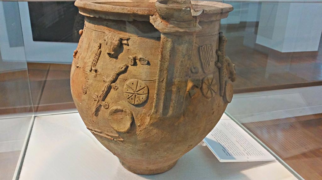 II.1.12 Pompeii. December 2018.
Cult Vase found 9th February 1954, detail of right-hand end of side 1. Photo courtesy of Giuseppe Ciaramella.