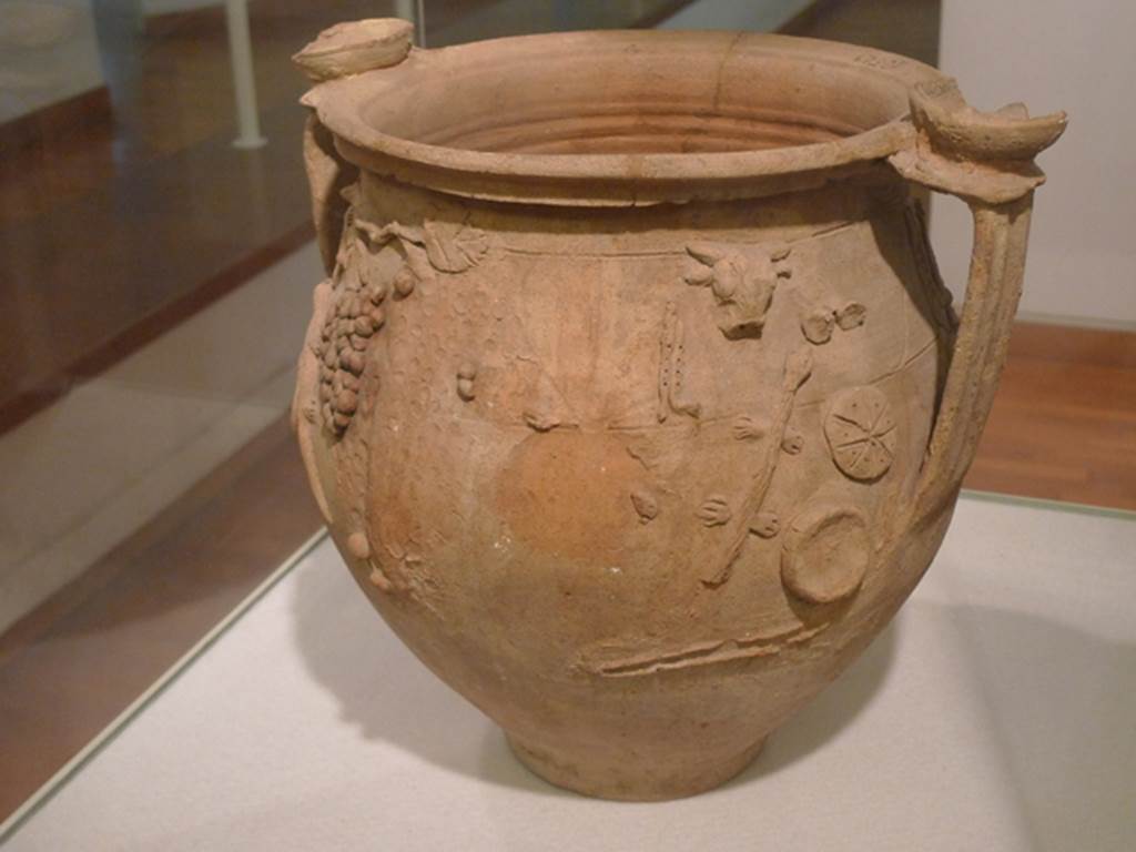 II.1.12 Pompeii. Cult Vase found 9th February 1954 in the immediate vicinity of the altar.
Right hand end of side 1. Now in Boscoreale Antiquarium. Inventory number SAP 10529.
Photo courtesy of Michael Binns.
See Cicirelli, C., Religio: feste e rituali del culto pubblico e privato, in Cibi e Sapori a Pompei e Dintorni, Exhibition Catalogue 2005. (p.35).
See Conticello, B., Ed, 1990. Rediscovering Pompeii. Rome: L’Erma di Bretschneider. (p.146-47, Fig. 12)
Note: photo 12 on page 146 is incorrect as it has been flipped horizontally in printing.
Photo 12 on page 147 is correctly printed.