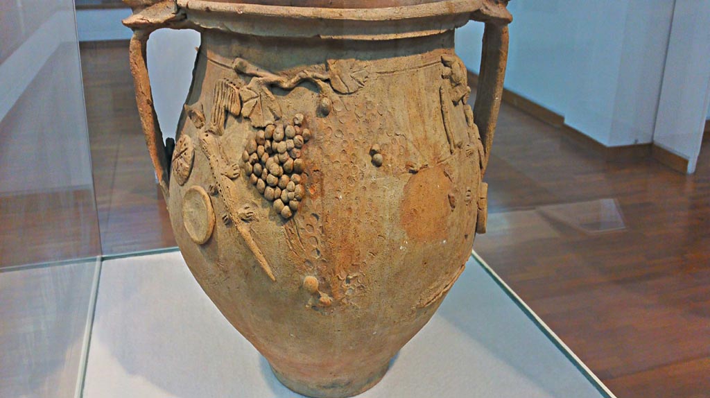 II.1.12 Pompeii. December 2018.
Cult Vase found 9th February 1954, detail from left-hand end of side 1. Photo courtesy of Giuseppe Ciaramella.