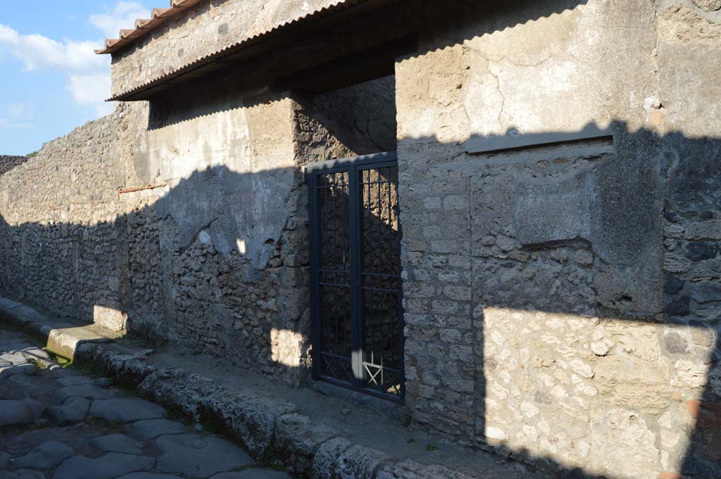 II.1.12 Pompeii. October 2017. Looking north-east towards entrance doorway on Via di Nocera. 
Foto Taylor Lauritsen, ERC Grant 681269 D�COR.


