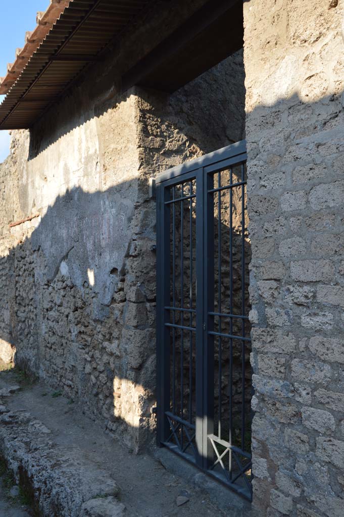 II.1.12 Pompeii. October 2017. Entrance doorway, looking towards north side.
Foto Taylor Lauritsen, ERC Grant 681269 D�COR.
