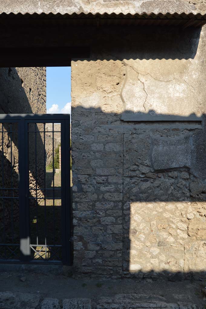 II.1.12 Pompeii, October 2017. Wall on south side of entrance doorway.
Foto Taylor Lauritsen, ERC Grant 681269 D�COR.

