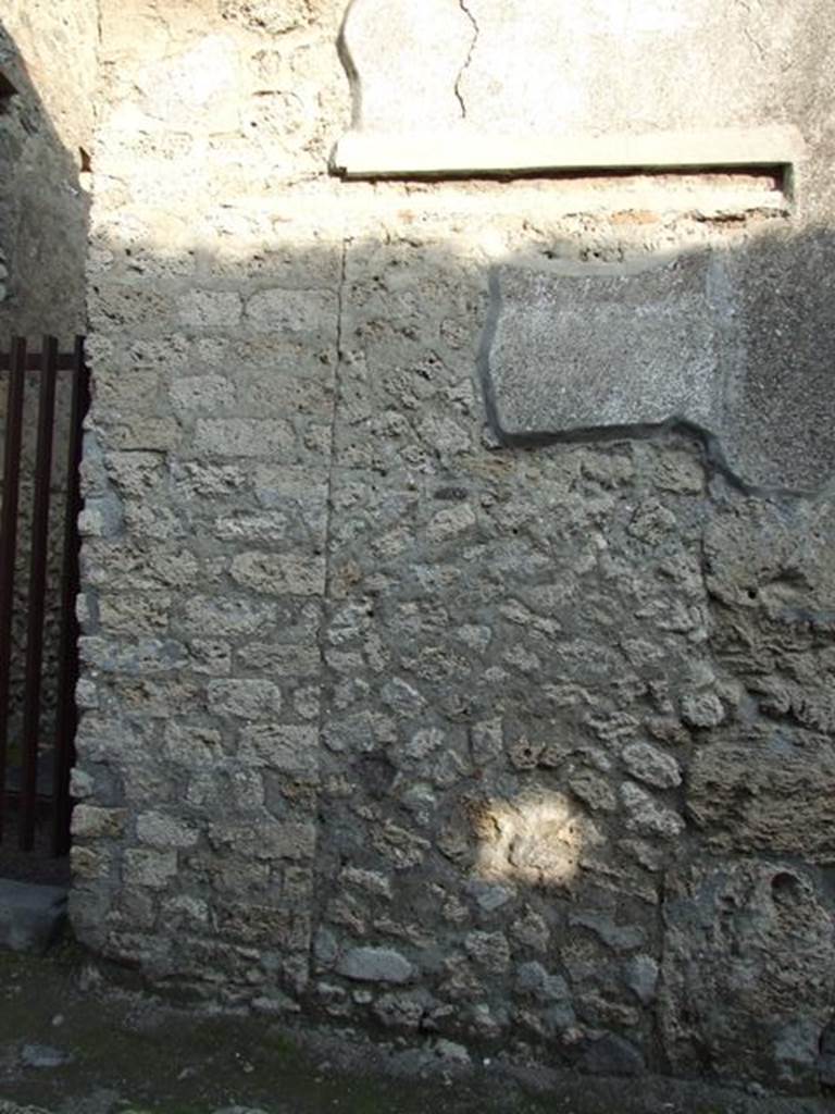 II.1.12 Pompeii. December 2007. Wall on south side of entrance doorway. According to Varone and Stefani, CIL IV 9885 was found on the south side of entrance doorway, near the door jamb, but is not conserved. See Varone, A. and Stefani, G., 2009. Titulorum Pictorum Pompeianorum, Rome: L�erma di Bretschneider, (p.187). According to Epigraphik-Datenbank Clauss/Slaby (See www.manfredclauss.de), it read �
Helvium Sabinum aed(ilem)
Biri cum Biria rog(ant)
d(ignum) r(ei) p(ublicae) v(irum) b(onum) o(ro) v(os) f(aciatis) Onomaste cupide fac(iatis)       [CIL IV 9885]
