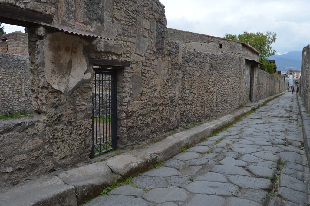 II.1.13, Pompeii. October 2017. Looking towards entrance doorway on east side of Via di Nocera.
Foto Taylor Lauritsen, ERC Grant 681269 DÉCOR.