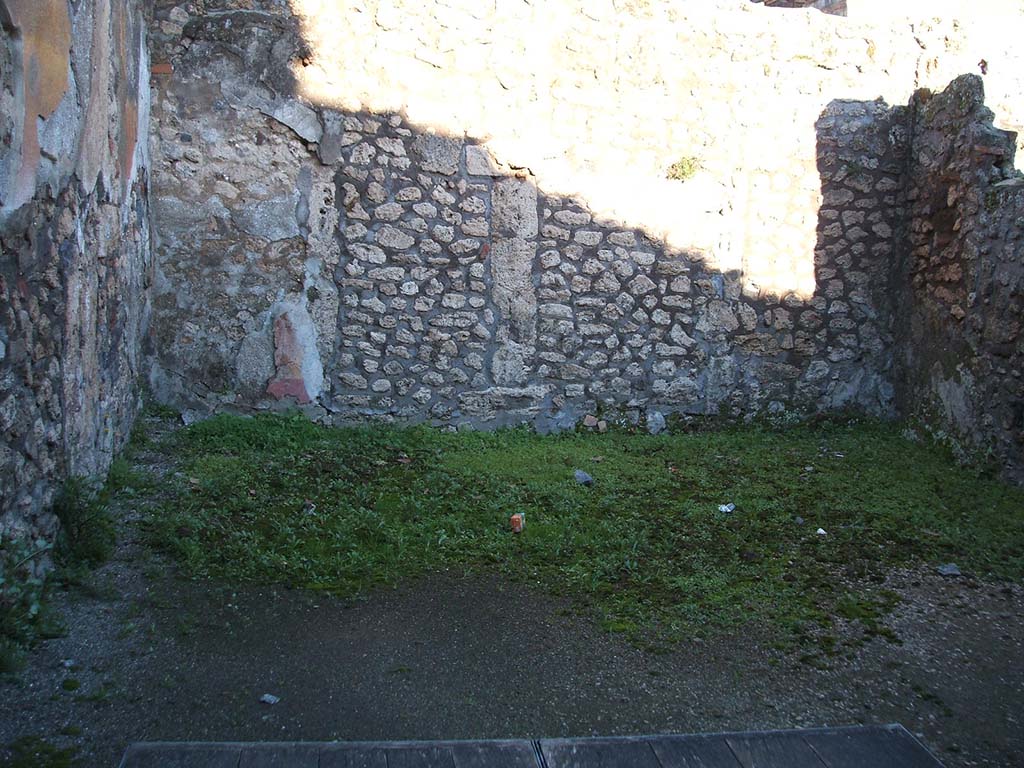II.1.13 Pompeii. December 2004.
Looking east from entrance into large room, perhaps a dining room, with window overlooking garden area.