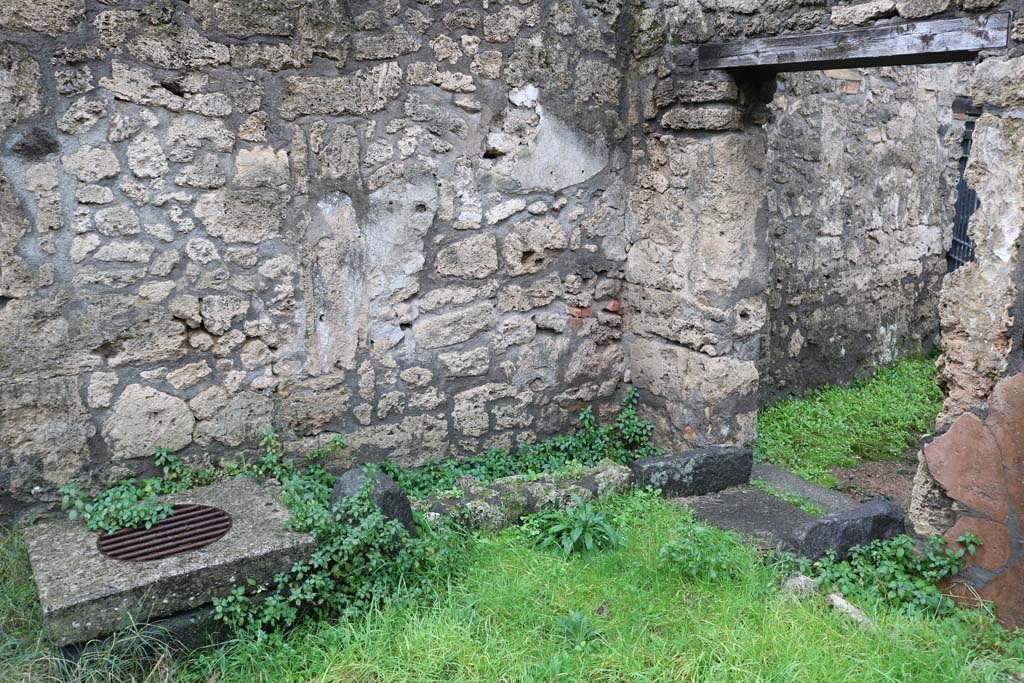 II.1.1/13 Pompeii. December 2018.
Looking towards west wall and north-west corner with doorway into large dining room. Photo courtesy of Aude Durand.