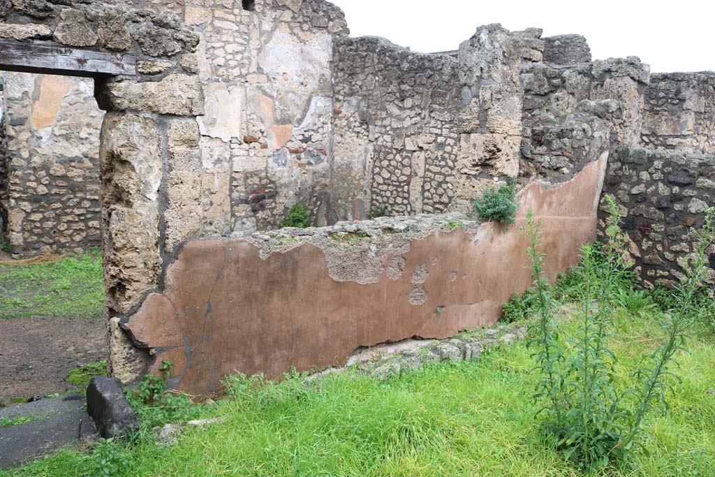 II.1.1/13 Pompeii. December 2018.
Looking towards north wall under window, with remaining painted decoration. Photo courtesy of Aude Durand.