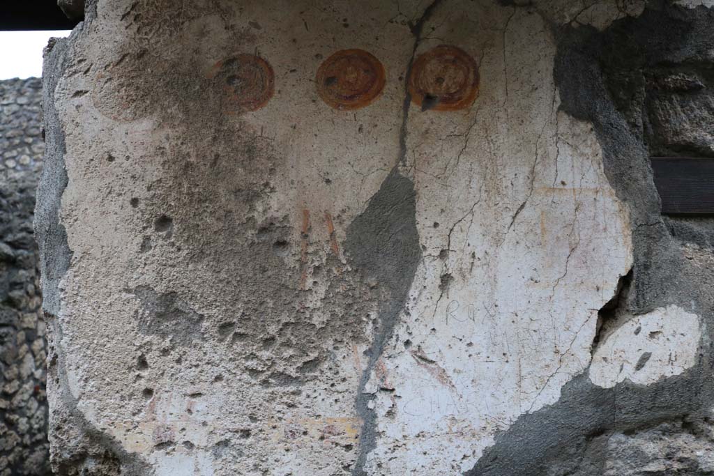 II.1.13 Pompeii. December 2018.
Detail from painted plaster on exterior wall, on north side (left) of entrance. Photo courtesy of Aude Durand.