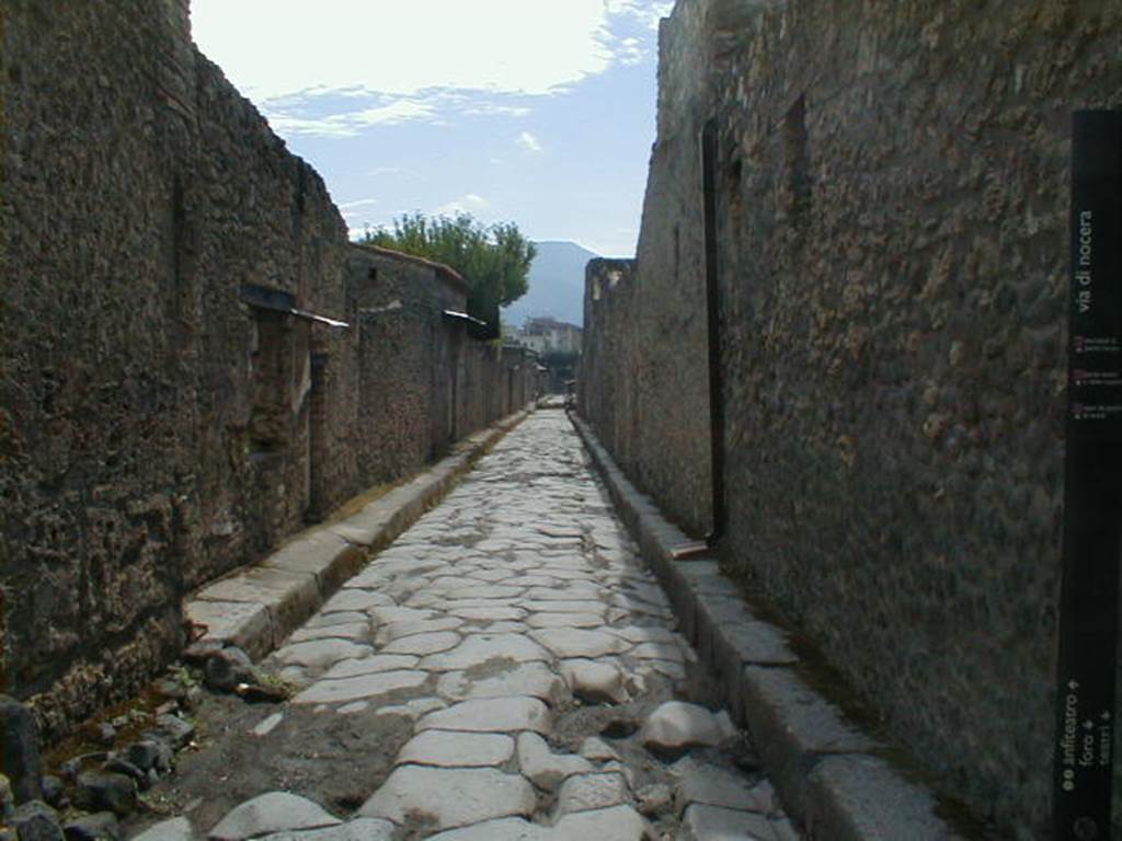 II.1.13 Pompeii. May 2005. Via di Nocera from Via dell’ Abbondanza looking south. I.13