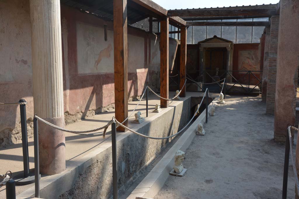 II.2.2 Pompeii. July 2017. Room “i”, with wall painting along north wall, looking east to room “k”.
Foto Annette Haug, ERC Grant 681269 DÉCOR.
