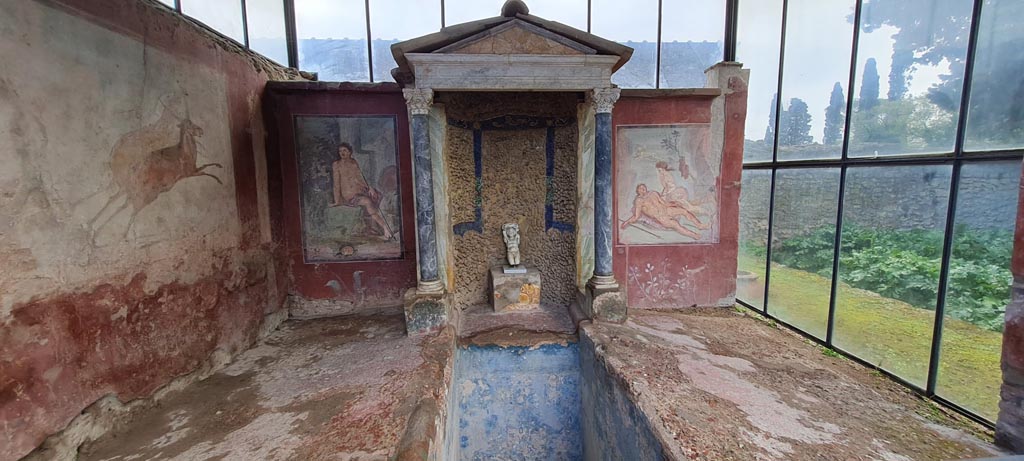 II.2.2 Pompeii. April 2022.
Room “k”, looking east towards summer dining room with biclinium and water feature, at east end of upper euripus.
Photo courtesy of Giuseppe Ciaramella.