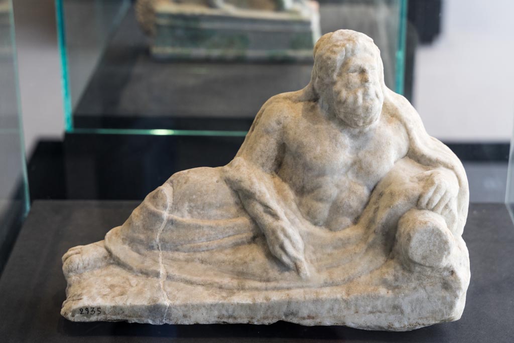 II.2.2 Pompeii. January 2023.
Room “k”. White marble statuette of a river god. Found on the east side of the upper euripus near the biclinium in the garden in 1920.
On display in exhibition in Palaestra. Photo courtesy of Johannes Eber.